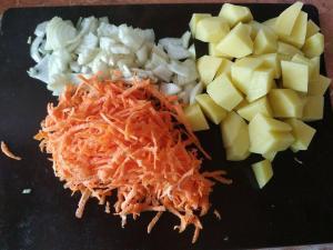 нарізані картопля і морква